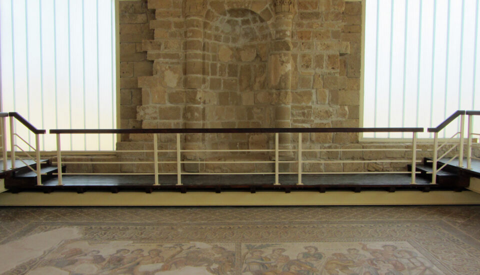 Rekonstruierte Wand und Mosaik im Haus des Aion