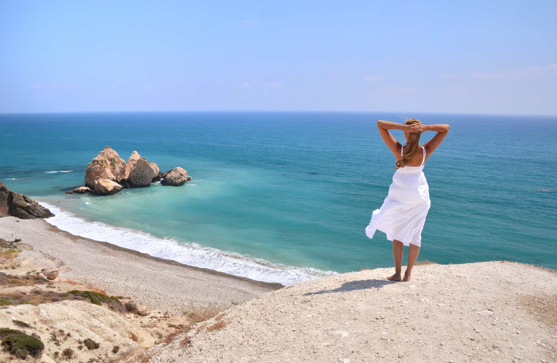 Переехать к морю. Кипр Пафос море. Кипр туристы. Кипр Айя Напа 2022. Девушка на пляже.